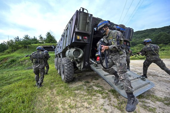 지난 19일 육군 최초로 여단급 ‘훈련부대 간 KCTC 쌍방훈련’이 진행되는 육군과학화전투훈련단에서 3사단 혜산진여단 전투단 소속 장병들이 K808 차륜형 장갑차에서 하차 후 전투에 돌입하고 있다. 사진=육군 제공