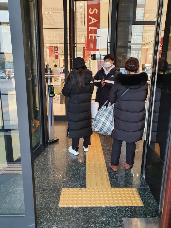 10일 서울 서초구 신세계 강남점에서 고객들이 방역패스 인증을 위해 대기를 하고 있다. (사진=이정은 기자)