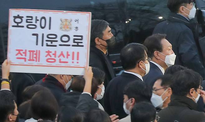 윤석열 국민의힘 대선 후보가 10일 오후 광주 동구 학동 조선대병원 장례식장에 마련된 이한열 열사의 어머니 배은심 여사의 빈소를 찾아 조문한 뒤 대학생들의 항의를 받으며 장례식장을 떠나고 있다. 광주/