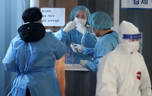 6일 오전 서울 중구 서울역광장에 마련된 선별진료소에서 의료진이 검사 준비를 하고 있다. 뉴스1