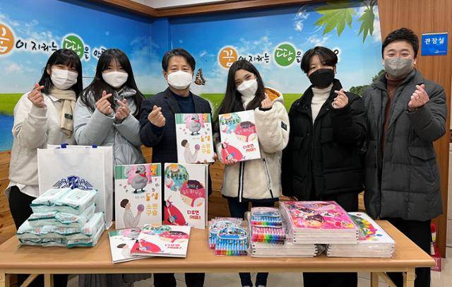 계명대생들이 직접 만든 창작동화세트를 지난 4일 한 지역아동센터에 전달하고 있다. 계명대 제공