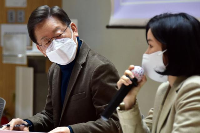 이재명 더불어민주당 대선후보가 10일 서울 동작구 대방동 스페이스살림에서 열린 '일하는 여성을 위한 스타트업 대표 간담회'에서 참석자의 발언을 듣고 있다. 국회사진기자단