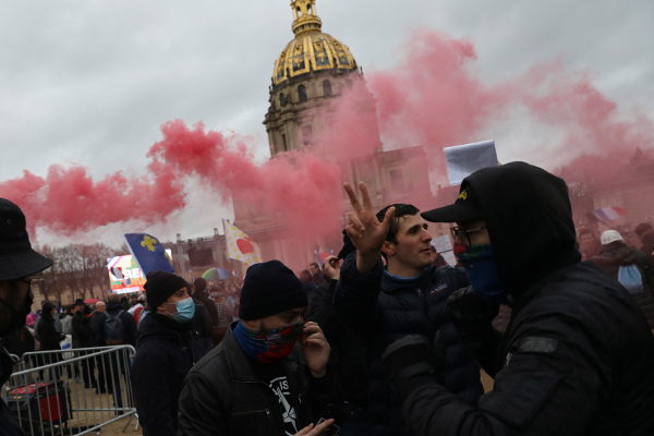 프랑스 수도 파리에서 8일(현지시간) 코로나19 백신패스와 백신 접종을 반대하는 사람들이 시위를 벌이고 있다. 프랑스에선 이날 하루 동안 10만명 이상이 시위를 벌였다. 시위대는 정부가 자유를 짓밟고 시민들을 불평등하게 대우한다고 비판했다. AP연합뉴스