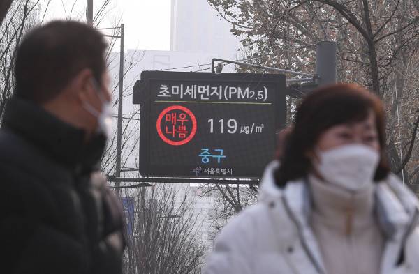 수도권과 충남 지역에 미세먼지 비상저감조치가 시행된 9일 서울 중구 세종대로의 전광판에 초미세먼지 농도가 ‘매우 나쁨’으로 표시돼 있다. 이번 고농도 초미세먼지는 10일까지 이어질 전망이다. 이한결 기자