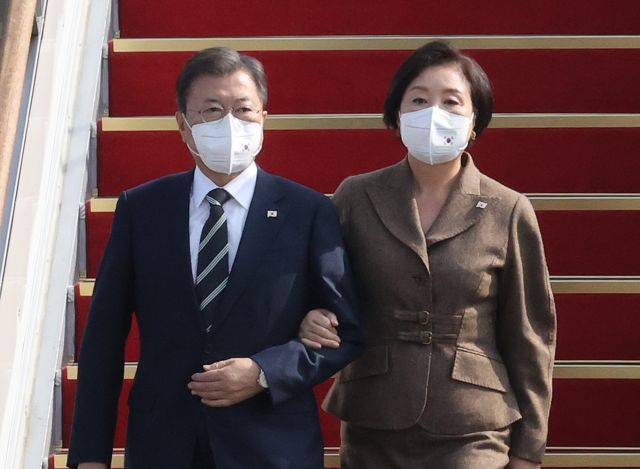 주요 20개국(G20) 정상회의와 제26차 유엔 기후변화협약 당사국총회(COP26) 참석 등 7박 9일간의 유럽 순방일정을 마친 문재인 대통령과 김정숙 여사가 지난해 11월 5일 경기도 성남시 서울공항에 도착, 공군 1호기에서 내리고 있다. 연합뉴스