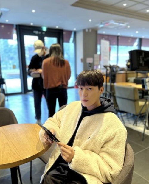 Highlight Yoon Doo-joon has revealed his warm-hearted current situation.Yoon Doo-joon posted a picture and a picture on his instagram on the morning of the 10th, The fine dust is very severe today! Good health care, Fighting this week!!Inside the picture is his sitting and staring at the screen.With solid physicals, Yoon Doo-joon boasted a handsome appearance.In addition, he emanated both a chic aura and sharp charm.On the other hand, Yoon Doo-joon appears in the movie Honest Candidate 2.