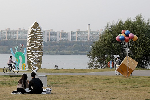 시민들이 한강공원에서 크라운해태가 주최한 'K-Sculpture 한강 흥 프로젝트'의 야외조각전시회 작품을 관람하고 있다./사진제공=크라운해태