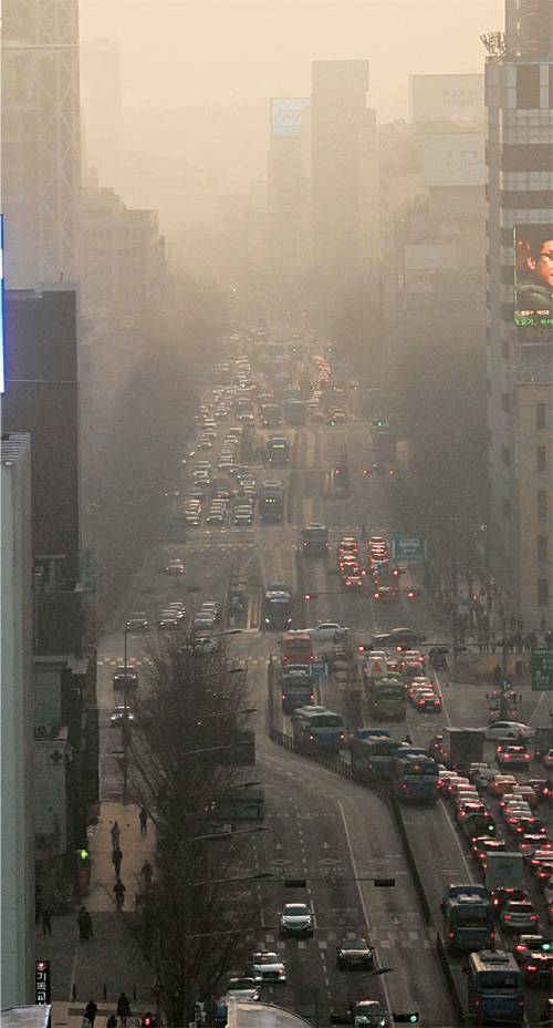 컴컴한 잿빛 도심 : 수도권과 충남·북, 전북 등에 미세먼지 비상저감조치가 시행된 10일 오전 안개와 초미세먼지가 겹쳐 서울 광화문 일대 지역이 뿌옇게 보이면서 공상과학영화에 등장하는 도시를 방불케 하고 있다.   김선규 기자