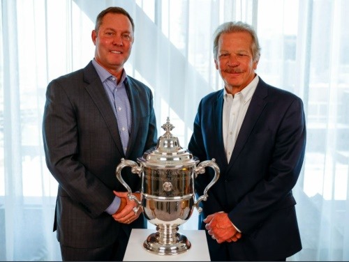 마이크 완 USGA CEO(왼쪽)와  랜디 우스트라 프로메디카 CEO가 발표식에서 포즈를 취했다.[사진=USGA]
