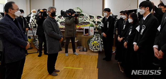 [광주=뉴시스] 변재훈 기자 = 김영식 대표신부를 비롯한 천주교정의구현전국사제단 일행이 10일 광주 동구 조선대병원 장례식장에 마련된 고(故) 이한열 열사의 모친 배은심 여사의 빈소를 조문한 뒤 유족을 위로하고 있다. 2022.01.10. wisdom21@newsis.com