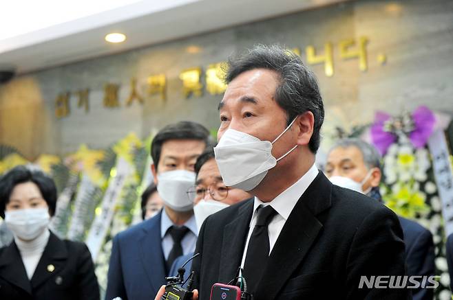 [광주=뉴시스] 김혜인 기자 = 더불어민주당 이낙연 전 대표가 10일 오전 광주 조선대병원장례식장에 차려진 고(故)배은심 여사의 빈소를 조문한 뒤 취재진의 질문에 답하고 있다. 이한열 열사의 어머니인 배 여사는 지난 9일 오전 향년 82세의 일기로 별세했다. 2022.01.10.hyein0342@newsis.com