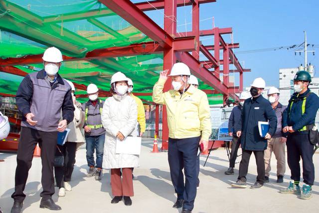 [사천=뉴시스] 차용현 기자 = 10일 오후 경남 사천시 홍민희 사천시장 권한대행이 관내 신축공사장 등을 찾아 동절기 건설현장 안전관리와 코로나19 방역대책을 점검하고 있다. (사진=사천시 제공) 2022.01.10. photo@newsis.com *재판매 및 DB 금지