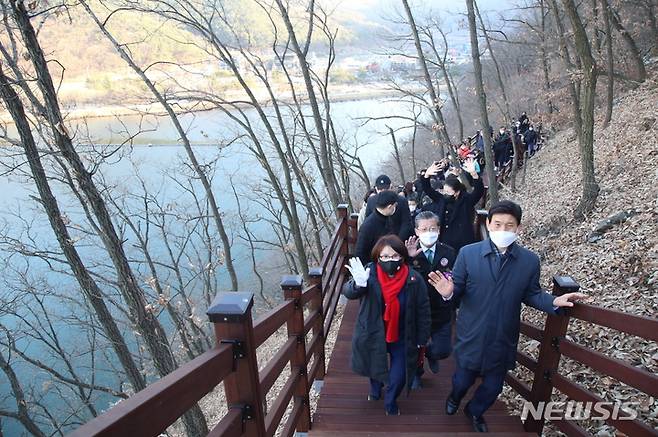 [대구=뉴시스]김정화 기자 = 대구시 달서구가 도원지 서편 산책로를 조성을 마무리하며 기존 동편 산책로를 포함한 순환산책로 조성이 완료됐다. (사진 = 대구시 달서구 제공) 2022.01.10. photo@newsis.com