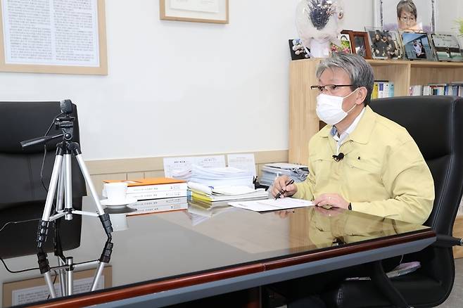 10일 유진섭 정읍시장이 새해 첫 영상간부회의를 주재한 자리에서 "계속되는 코로나19 사태를 이겨내고 시민 모두가 행복한 일상을 되찾을 수 있도록 경제, 복지, 산업을 포함한 모든 분야에서 더욱 꼼꼼하게 행정을 챙겨 달라"는 뜻을 전달하고 있다. *재판매 및 DB 금지