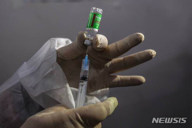 [AP/뉴시스] 10일 인도 카슈미르 스리나가르 병원에서 의료진이 코로나19 백신' 코비실드' 부스터샷을 준비하고 있다. 인도는 아스트라제네카 제 인도산 백신인 코비실드로 2차접종 90%를 했고 부스터샷도 한다