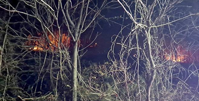 [순천=뉴시스] 변재훈 기자 = 10일 오후 5시 23분께 전남 순천시 외서면 한 야산 중턱에서 불이 나 신고를 받고 출동한 산림 당국에 의해 2시간여 만에 꺼졌다. 이 불로 임야 1.1㏊가 타거나 그을린 것으로 추정된다. (사진=전남도 산림당국 제공) 2022.01.10. photo@newsis.com *재판매 및 DB 금지