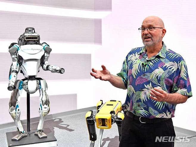 [라스베이거스=뉴시스]지난 4일(현지시간) 미국 라스베이거스 컨벤션센터에 마련된 'CES 2022' 현대차그룹 부스에서 마크 레이버트 보스턴다이내믹스 회장이 2족 보행 인간형 로봇 ‘아틀라스’와 4족 보행 로봇 ‘스폿’ 앞에서 로봇 기술의 비전에 대해 소개하고 있다. (사진=현대자동차그룹 제공)