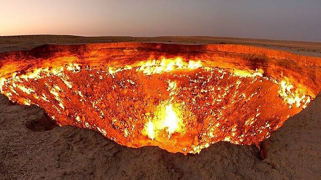 투르크메니스탄의 관광명소인 천연가스 분화구 ‘지옥의 문’
