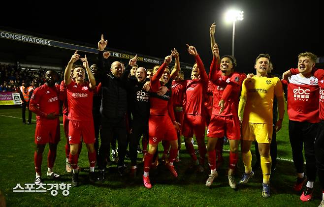 키더민스터 선수들이 지난 9일 열린 잉글랜드축구협회(FA)컵 대회 64강전에서 프리미어리그 팀인 아스널을 물리친 뒤 환호하고 있다. 게티이미지코리아
