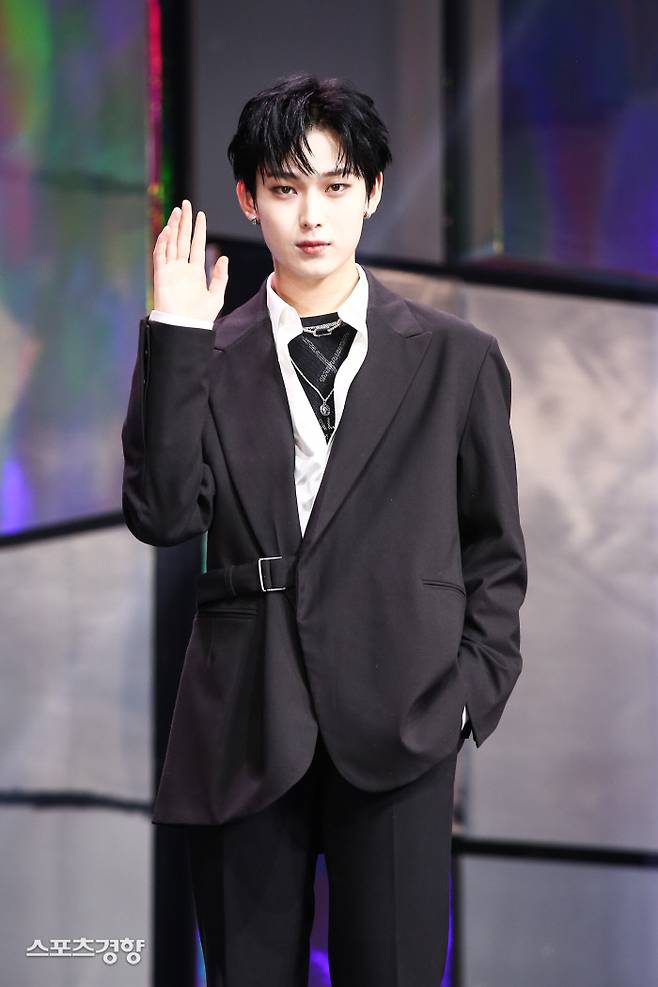 엔하이픈 선우가 10일 서울 광진구 Yes24 라이브홀에서 진행된 ‘DIMENSION : ANSWER’ 발매 기념 미디어 쇼케이스에서 포즈를 취고 있다. /김선희 기자 hanonly@kyunghyang.com