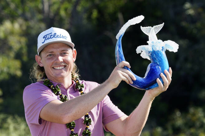 캐머런 스미스(호주)가 10일 미국 하와이주 마우이섬 카팔루아 플랜테이션 코스에서 열린 PGA 투어 센트리 토너먼트 오브 챔피언스에서 우승한 뒤 트로피를 들고 환하게 웃고 있다. 카팔루아ㅣAP연합뉴스