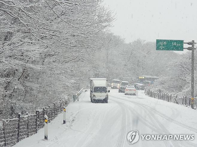 '소한' 제주 산지에 많은 눈…산간 도로 일부 통제 1년 중 가장 춥다는 절기상 소한인 지난 1월 5일 제주도 산지에 많은 눈이 내려 산간 도로가 일부 통제됐다. [독자 제공. 재판매 및 DB 금지]