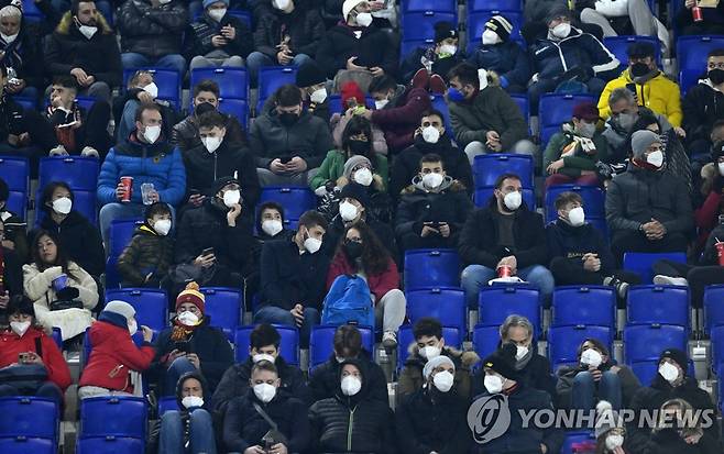 마스크 착용한 이탈리아 축구팬들  [신화 연합뉴스 자료사진. 재판매 및 DB 금지]