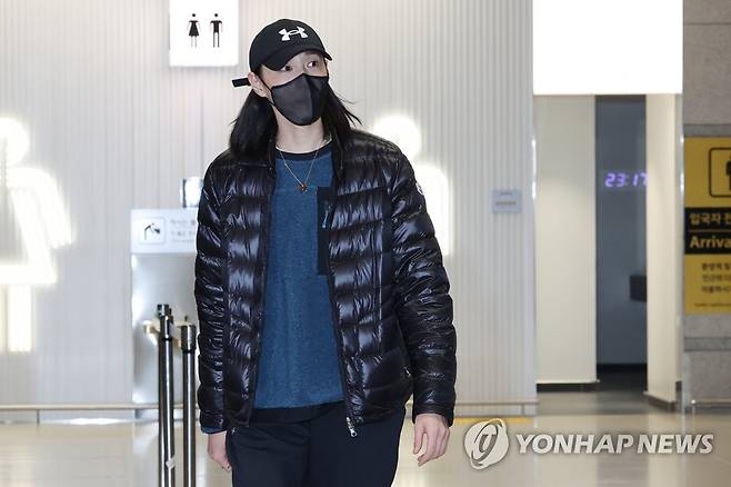 귀국하는 김연경 (영종도=연합뉴스) 임화영 기자 = 한국 여자배구 간판 김연경이 중국여자배구 슈퍼리그를 마친 뒤 10일 오후 인천국제공항을 통해 귀국하고 있다. 2022.1.10 hwayoung7@yna.co.kr