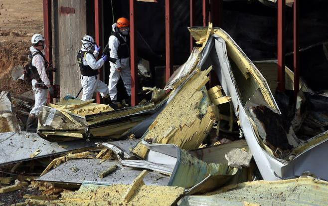 경찰과 소방당국등으로 구성한 평택 냉동창고 화재 현장 합동감식반이 10일 화재 현장에 대한 감식을 진행하고 있다.(사진=연합뉴스)