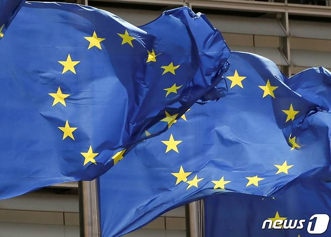 펄럭이고 있는 유럽연합(EU)  깃발  © 로이터=뉴스1