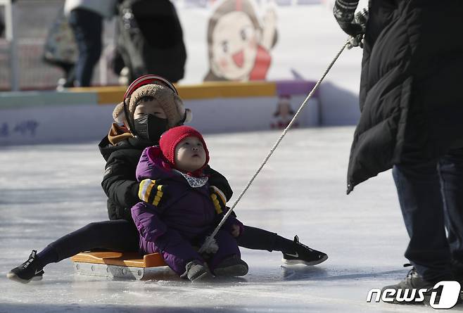지난달 31일 울산 중구 태화강체육공원에 마련된 야외 빙상장을 찾은 어린이들이 썰매를 타고 있다. 2021.12.31/뉴스1 © News1 윤일지 기자