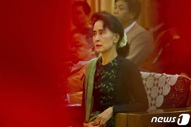 아웅산 수치가 지난 2015년 6월 20일 미얀마 전국민주연맹당 중앙위원회 회의에 참석하고 있다. © AFP=뉴스1 © News1 김지현 기자