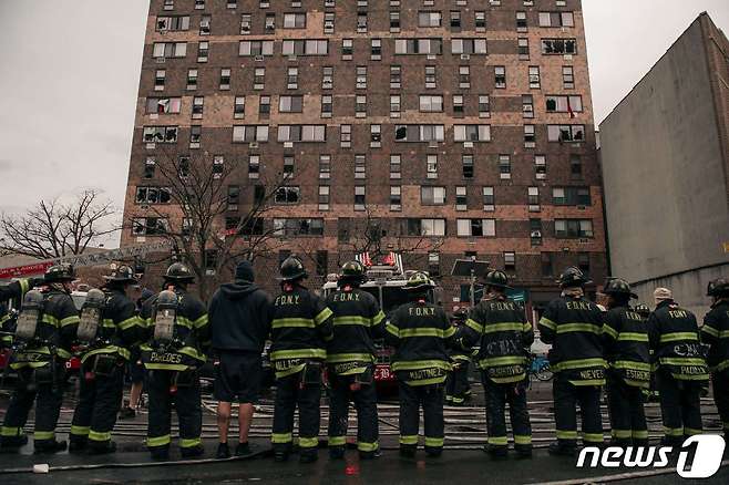 9일(현지시간) 미국 뉴욕시 브롱크스 한 아파트 건물에서 화재가 발생해 소방대원이 투입되고 있다. 2022.01.09 © AFP=뉴스1