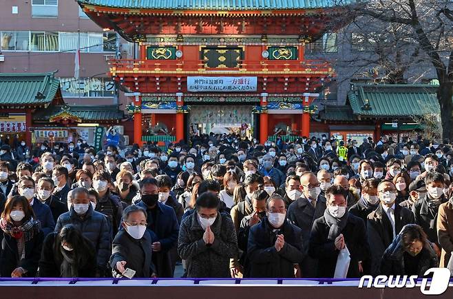 4일 (현지시간) 일본 도쿄 간다 묘진 신사에서 주민들이 새해를 맞아 소망을 빌고있다. © AFP=뉴스1 © News1 우동명 기자