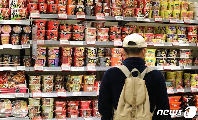 . 5일 서울 시내의 한 대형마트에 라면들이 진열돼 있다. 2021.12.5/뉴스1 © News1 이승배 기자