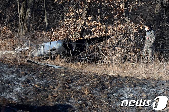 11일 오후 경기도 화성 태봉산 자락에 F-5E 전투기가 추락해 공군 관계자들이 기체를 수습하고 있다. 전투기에는 A대위(30대) 홀로 탑승 중이었으며 폭발물 등은 탑재돼 있지 않은 것으로 알려졌다. A대위는 고도 600m 상공에서 비상 탈출한 것으로 전해졌다. 2022.1.11/뉴스1 © News1 김영운 기자