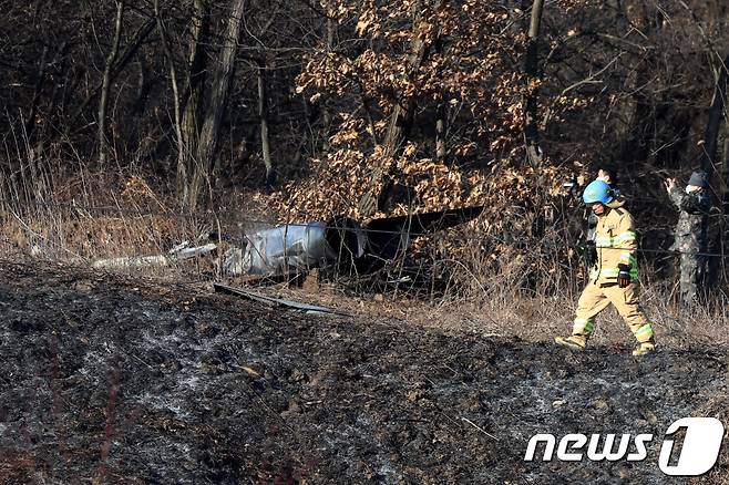 11일 오후 경기도 화성 태봉산 자락에 F-5E 전투기가 추락해 공군 관계자들이 기체를 수습하고 있다.  2022.1.11/뉴스1 © News1 김영운 기자