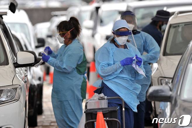 의료진들이 2021년 12월 22일(현지시간) 호주 시드니에서 코로나 19 PCR 검사를 하고 있다. © AFP=뉴스1 © News1 김지현 기자