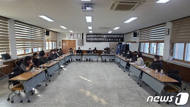 낙동강청이 11일 멸종위기 어류 보호대책 관련 관계기관 회의를 열고 있다.(낙동강청 제공)© 뉴스1