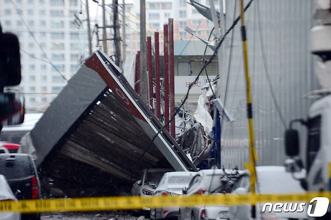 11일 오후 광주 서구 화정동 한 아파트 공사현장에서 외벽 붕괴 사고가 발생했다. 사진은 사고가 발생한 아파트 공사현장 모습.2022.1.11/뉴스1 © News1 정다움 기자