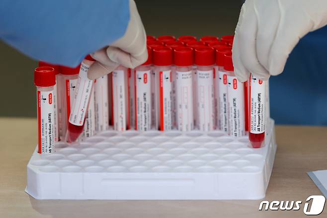 신종 코로나바이러스 감염증(코로나19) 신규 확진자가 3097명 발생한 11일 서울역 광장에 마련된 중구 임시선별검사소에서 관계자들이 검체채취 도구를 진열하고 있다. 2022.1.11/뉴스1 © News1 안은나 기자