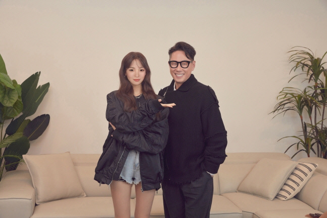 미스틱스토리의 대표 프로듀서인 윤종신(오른쪽)과 래아가 기념촬영을 하고 있다.사진|LG전자 제공