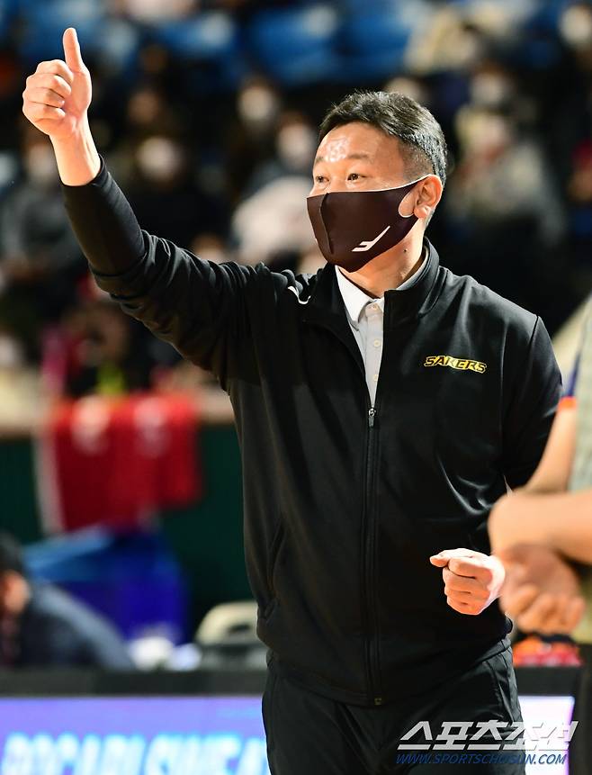 2021-2022 프로농구 서울SK와 창원LG의 경기가 11일 서울잠실학생체육관에서 열렸다.  창원LG  조성원 감독

 잠실=최문영 기자 deer@sportschosun.com/2022.01.11/