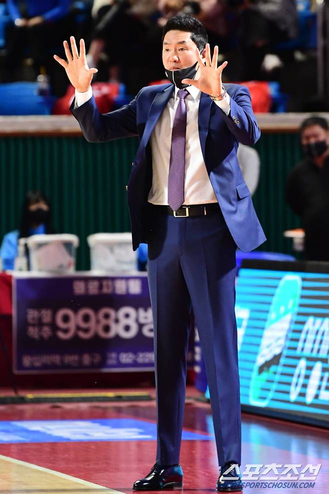 2021-2022 프로농구 서울SK와 창원LG의 경기가 11일 서울잠실학생체육관에서 열렸다. 서울SK 전희철 감독
잠실=최문영 기자 deer@sportschosun.com/2022.01.11/