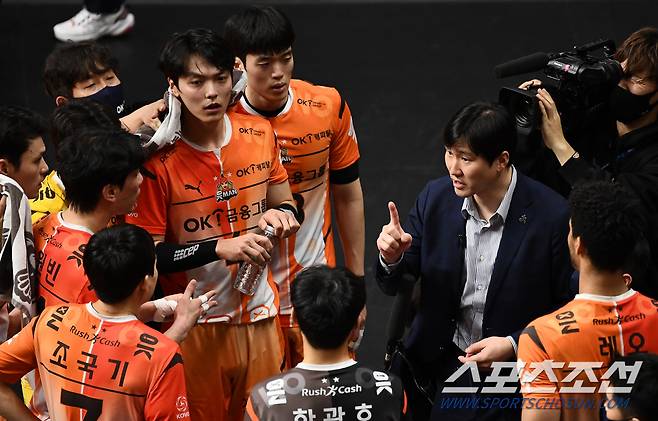 2021-2022 V리그 남자부 OK금융그룹과 현대캐피탈의 경기가 11일 안산상록수체육관에서 열렸다. OK금융그룹 석진욱 감독이 작전 지시를 하고 있다. 안산=박재만 기자 pjm@sportschosun.com/2022.01.11/