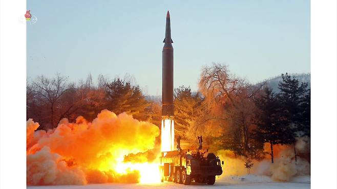 북한 조선중앙TV는 지난 5일 국방과학원이 극초음속 미사일 시험발사를 진행했다고 6일 보도 했다./조선중앙TV