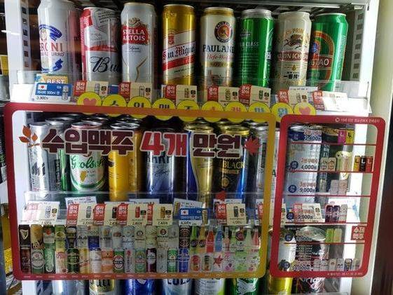 지난해 한 편의점의 수입맥주 4캔 1만원 할인 행사 모습. /조선DB
