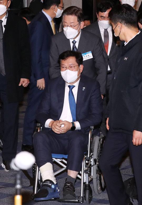 더불어민주당 이재명 대선후보와 송영길 대표가 11일 오전 인천시 연수구 쉐라톤 그랜드 인천호텔에서 열린 '제20대 대선후보 초청 새얼아침대화 강연회'에 참석하기 위해 행사장으로 들어서고 있다.[연합뉴스]