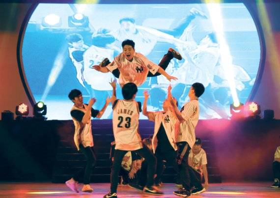 대경대학교 부설 대경문화예술고등학교 학생들이 공연을 펼치고 있다. 대경문화예술고등학교 제공