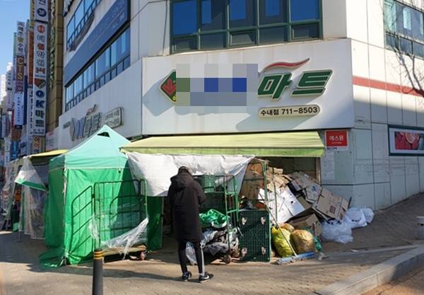 동네 소규모 점포, 슈퍼마켓, 편의점 등은 방역패스 적용 대상이 아니다. 방역패스가 없는 사람들은 동네에서 생필품을 구매하면 된다.